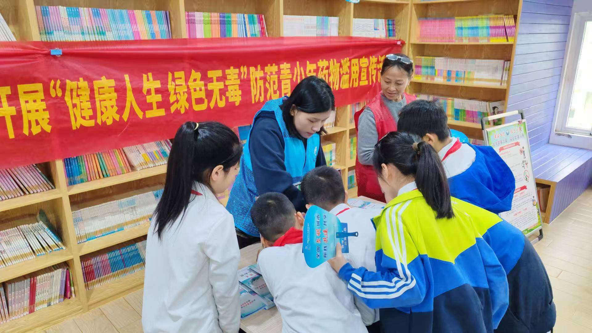 人民街道开展“健康人生 绿色无毒”——防范青少年药物滥用宣传活动