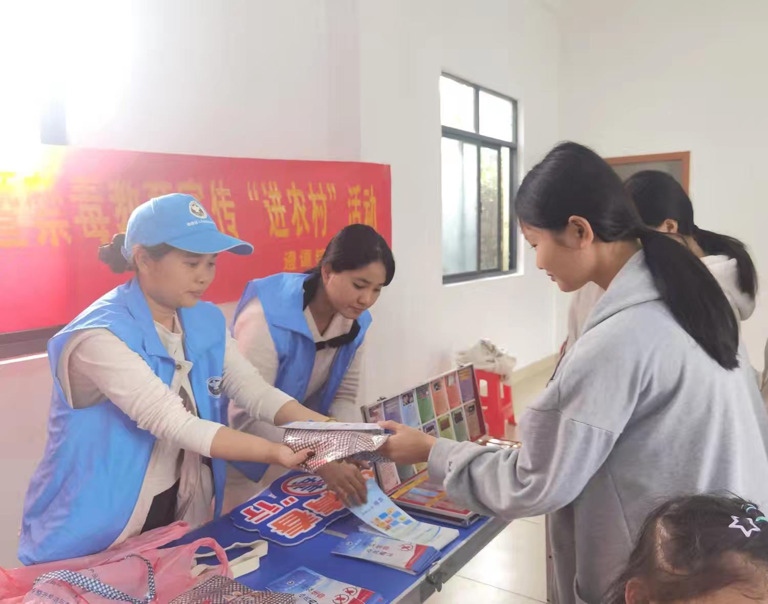 遵谭镇开展“防范青少年药物滥用”——禁毒教育宣传“进农村”活动