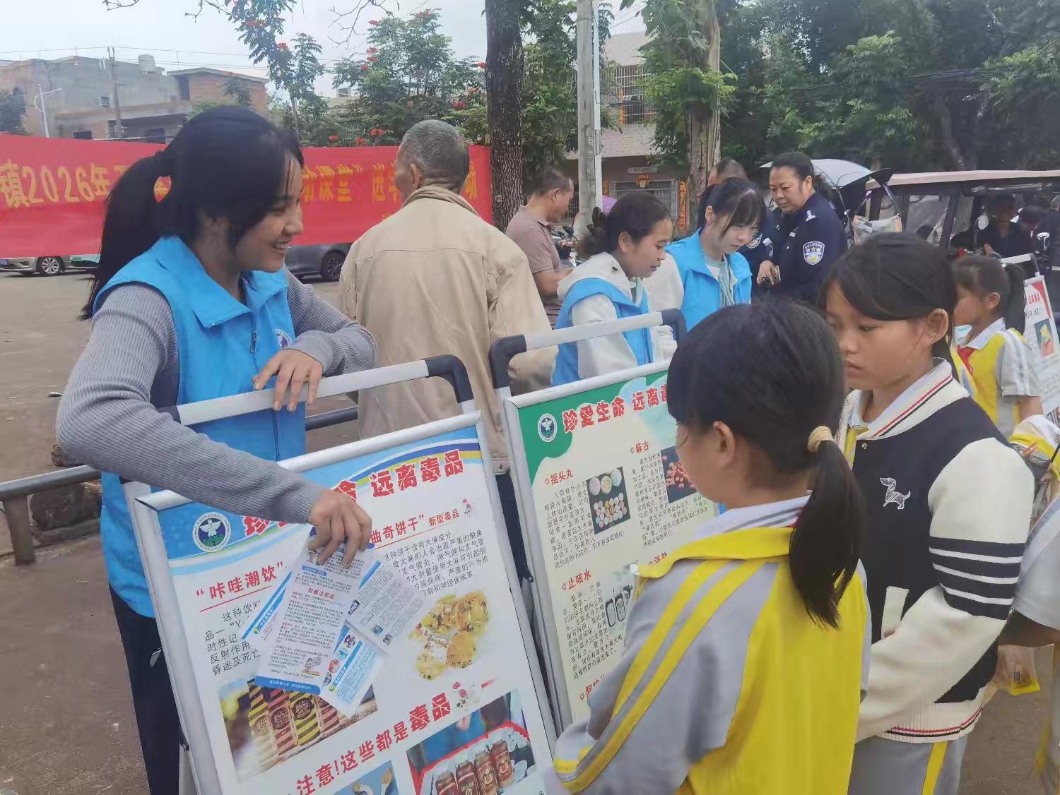 遵谭镇开展“禁毒流动课堂”进校园宣传活动