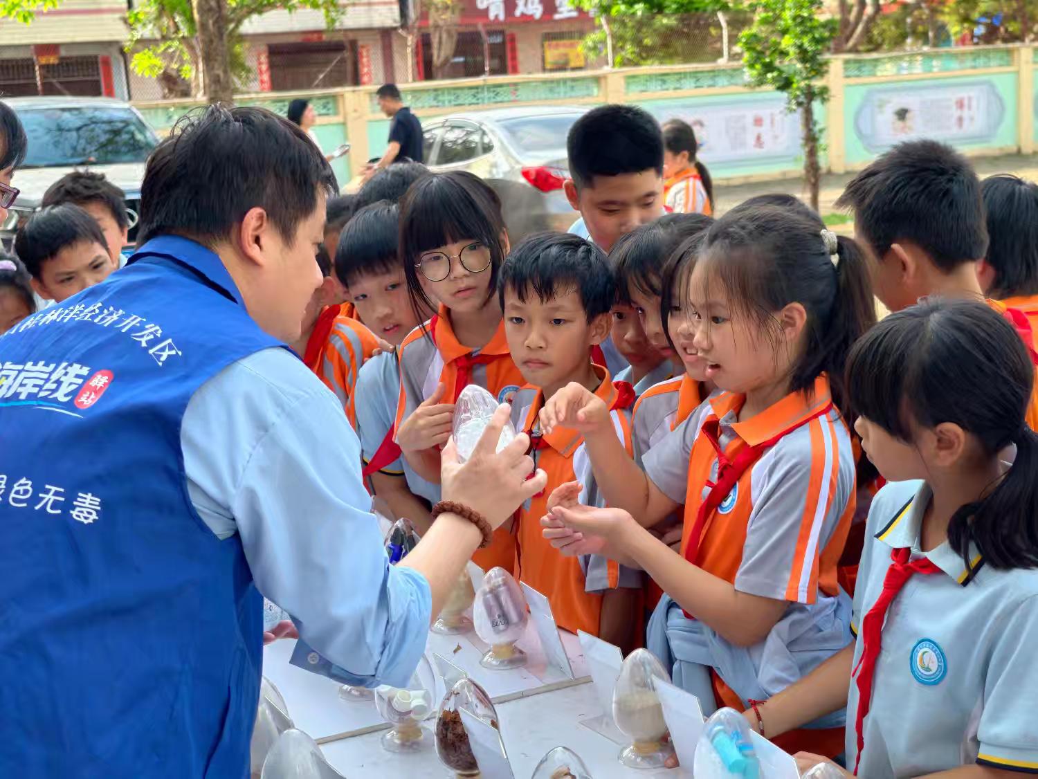 桂林洋开发区在桂林洋中心小学开展“春启新知第一课——春季禁毒流动课堂”宣传活动