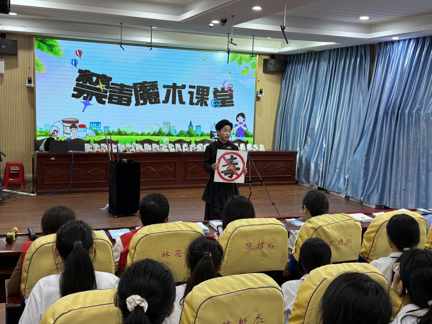 秀英街道在海南职工子弟学校开展“禁毒反诈宣传进校园”活动